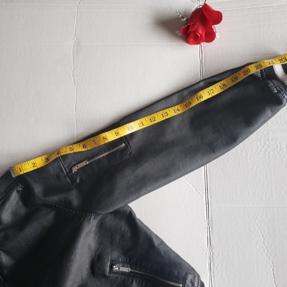 ♻️📸Rue 21 Black White Faux Leather Zipper Moto Varsity Jacket size Medium - Picture 15 of 16